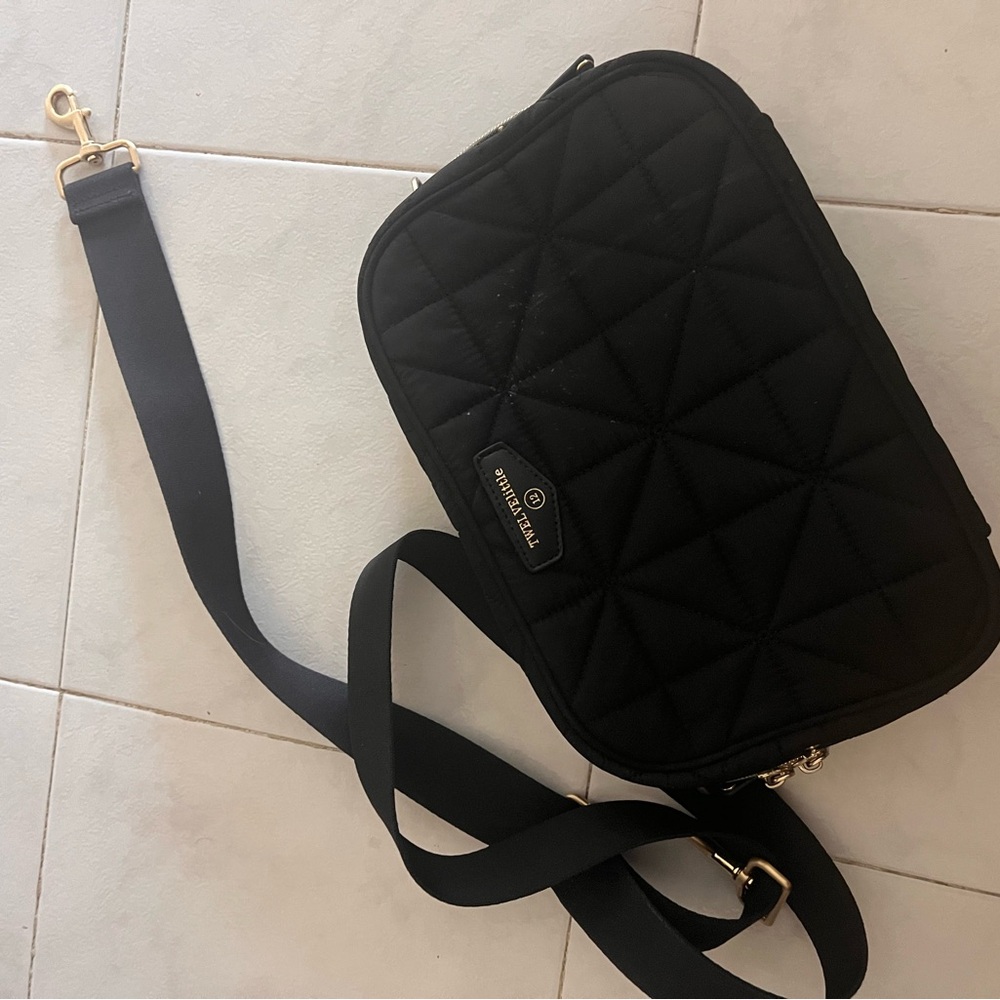 Sleek Black Crossbody Bag with Modern Design